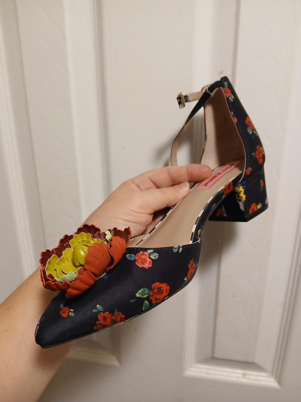 Betsey Johnson Black Floral Pointed-Toe Ankle-Strap Flats Yellow Flower Sz.8M - Picture 7 of 8
